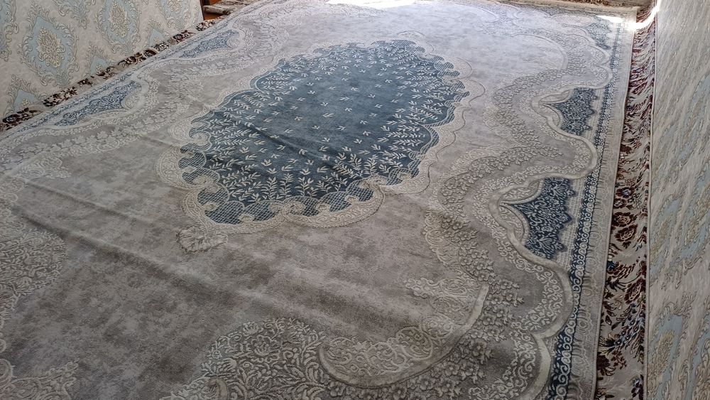 Gilam sotiladi 400$ olganman buyi 5 metr eniga 3 metir