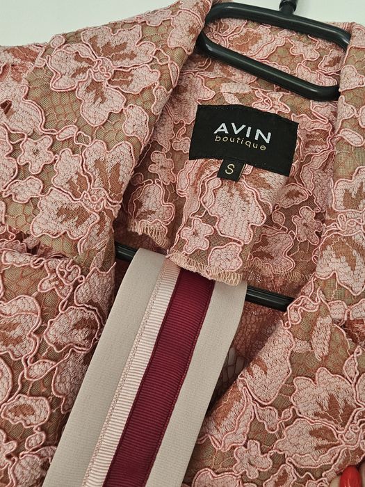 Розова рокля с щраусови пера Avin