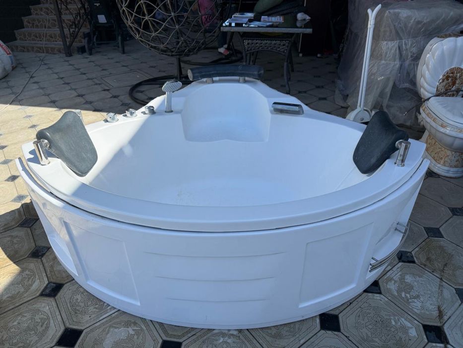 Ванна джакузи и унитаз.