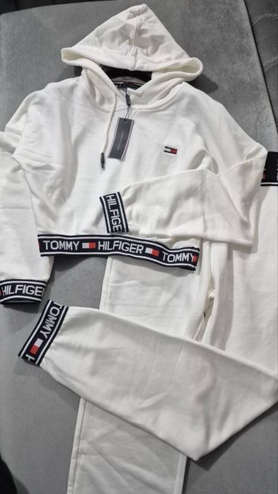 Compleu Tommy  Marimi   XL XXL nu este lucrat oversizer