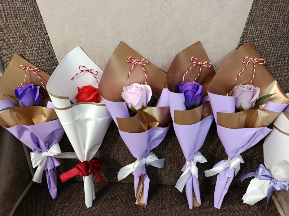 Vând aranjamente florale