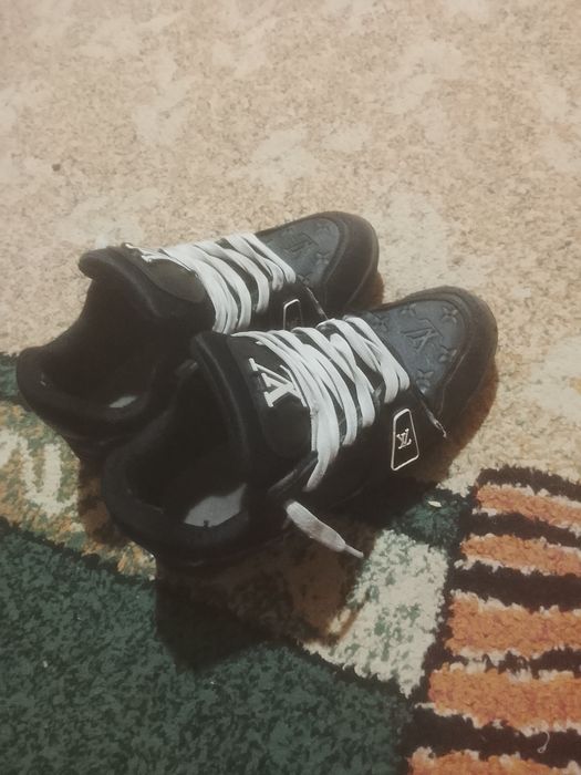 LV trainers black