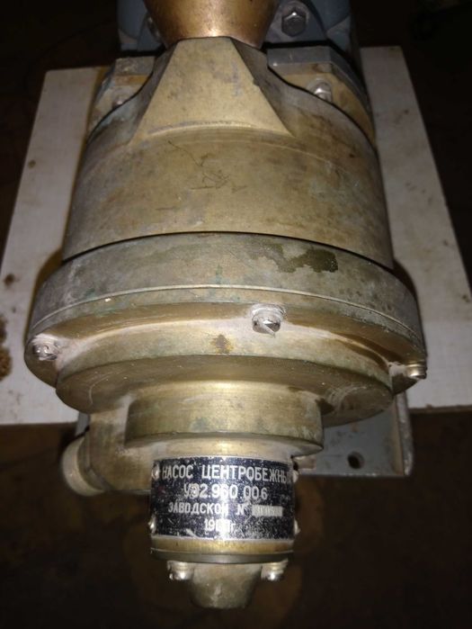 Насос охлаждающих жидкостей, минер. и синтетич. масел под давлением.