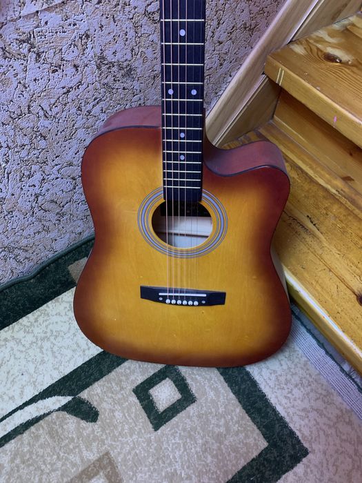 продается акустическая гитара