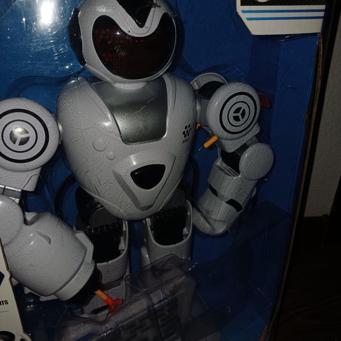 Продаётся  робот игрушка