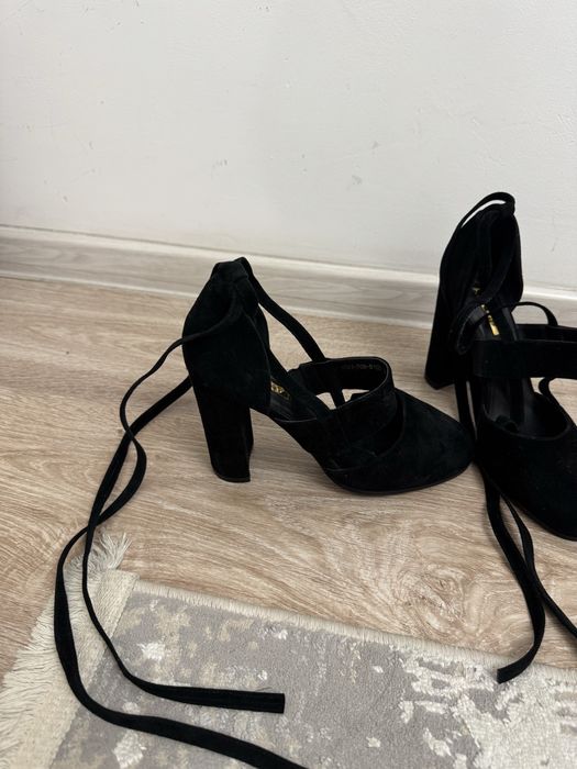 Чёрные замшевые туфли