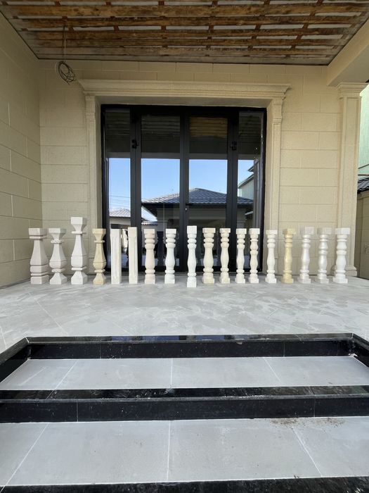 Установка балясин из натурального камня