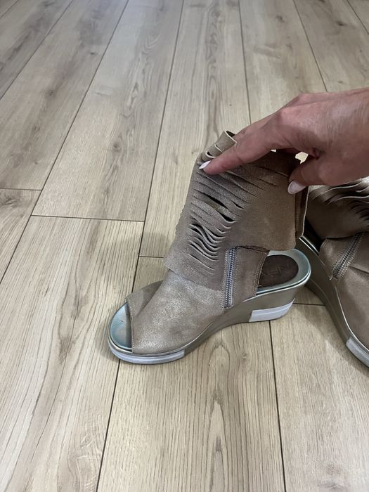 Истествено кожа златисти сандали NAVY