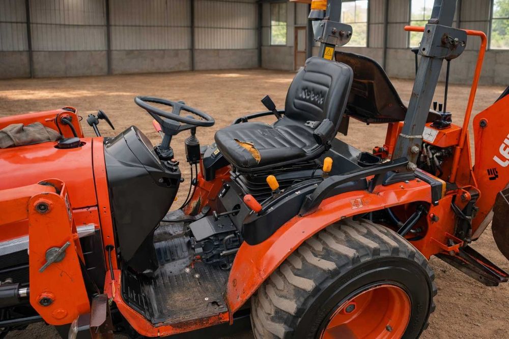 Kubota трактор с челен товарач и багерна Кубота 4x4