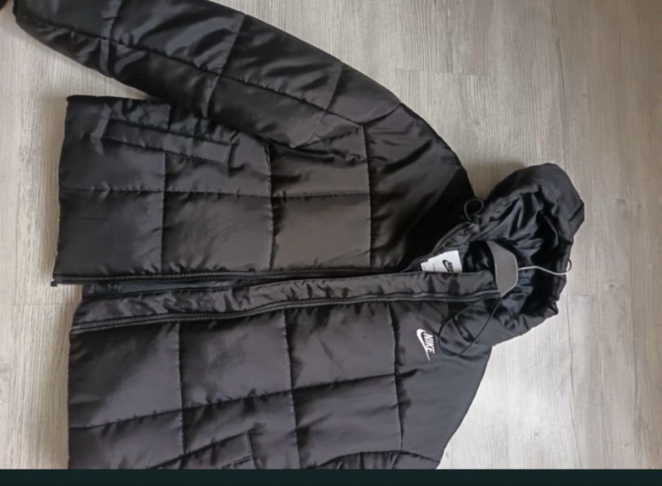 Geaca Nike dama, marimea S NOUA NEPURTATA