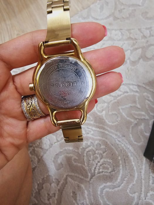 Предлагам запазени без никакви забележки дамски оригинални часовници