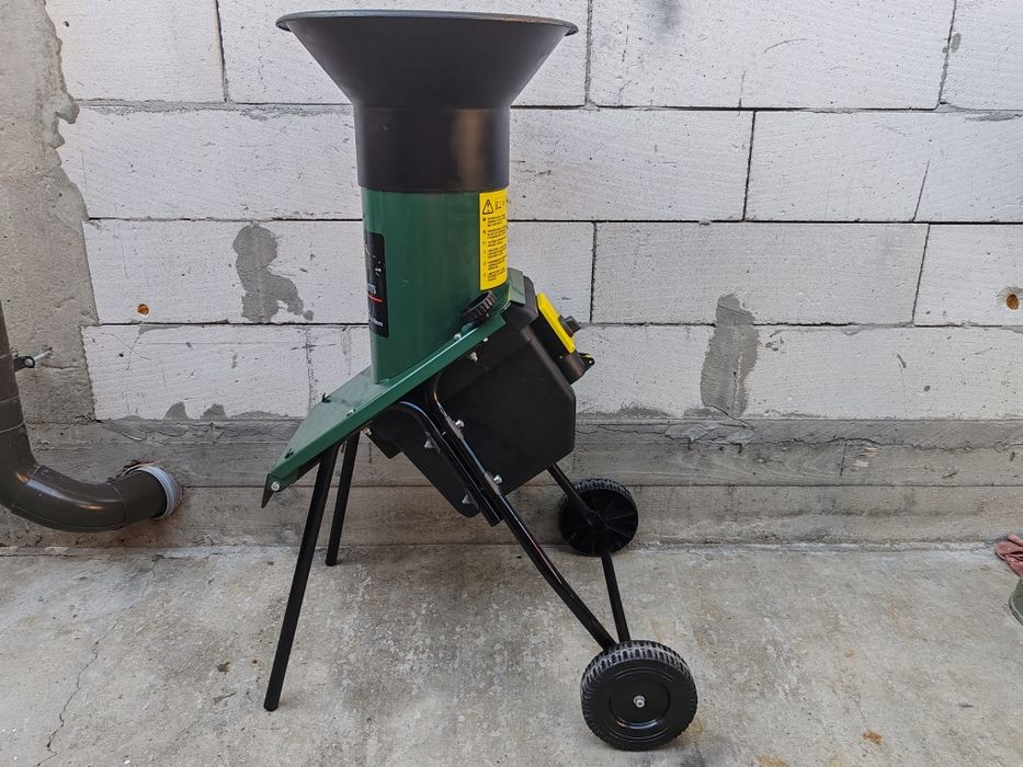 Tocător crengi, fructe, resturi vegetale etc, Black&Decker