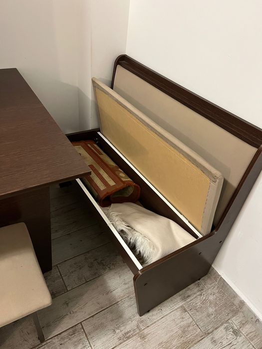 Masă bucătărie banchetă și 2 taburet- scaune