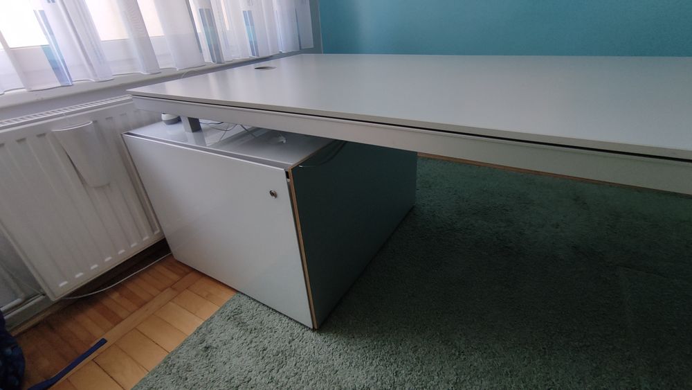 Birou pentru firma cu spatiu de depozitare pe ambele parti