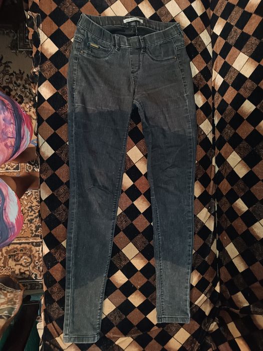 Blugi negri aproape noi