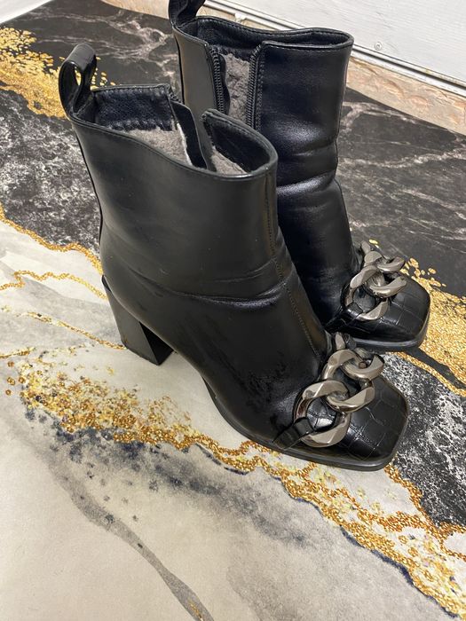 Продам ботинку срочноо по низкей цене