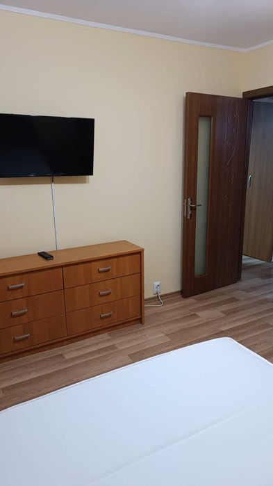 Apartament cu două camere de închiriat.