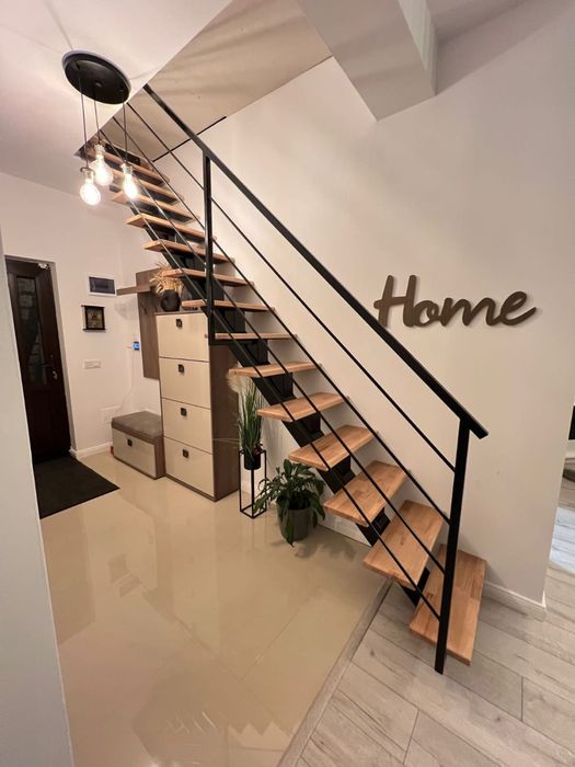 Scari metalice cu trepte de lemn