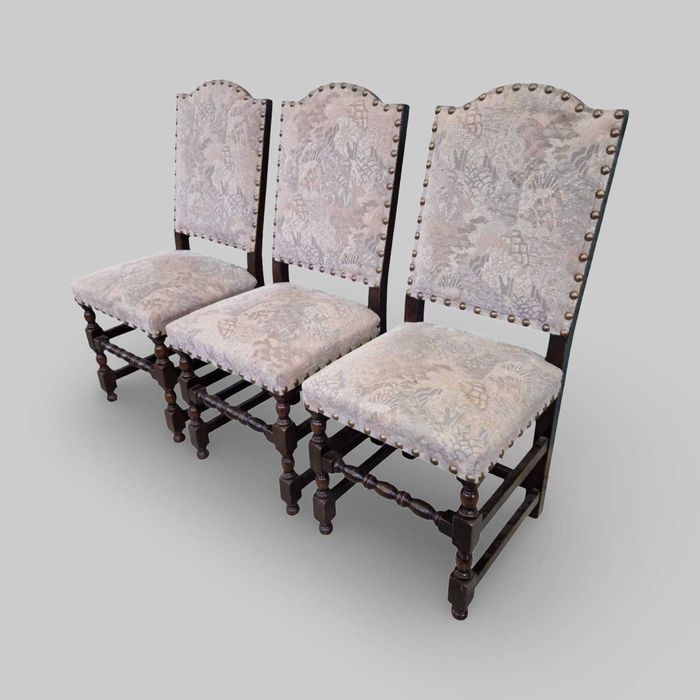 7 броя столове с масивна конструкция и текстилна дамаска