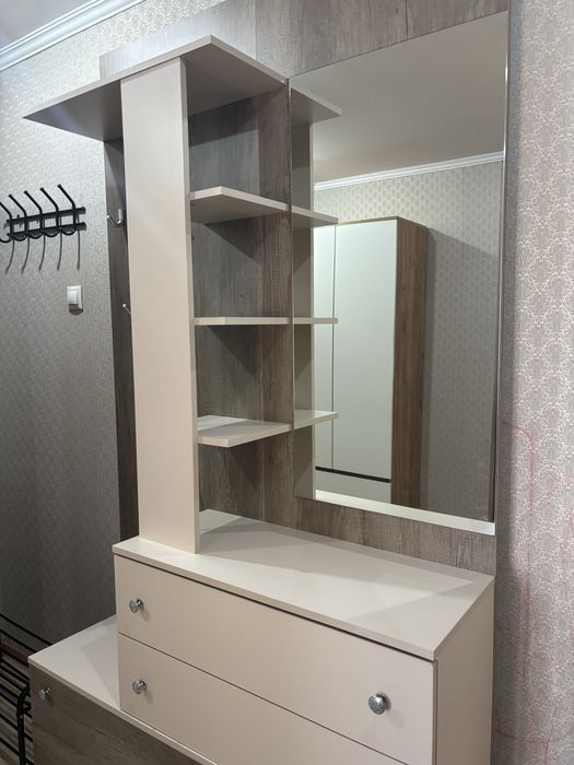 Продаю прихожую с зеркалом и ящиками