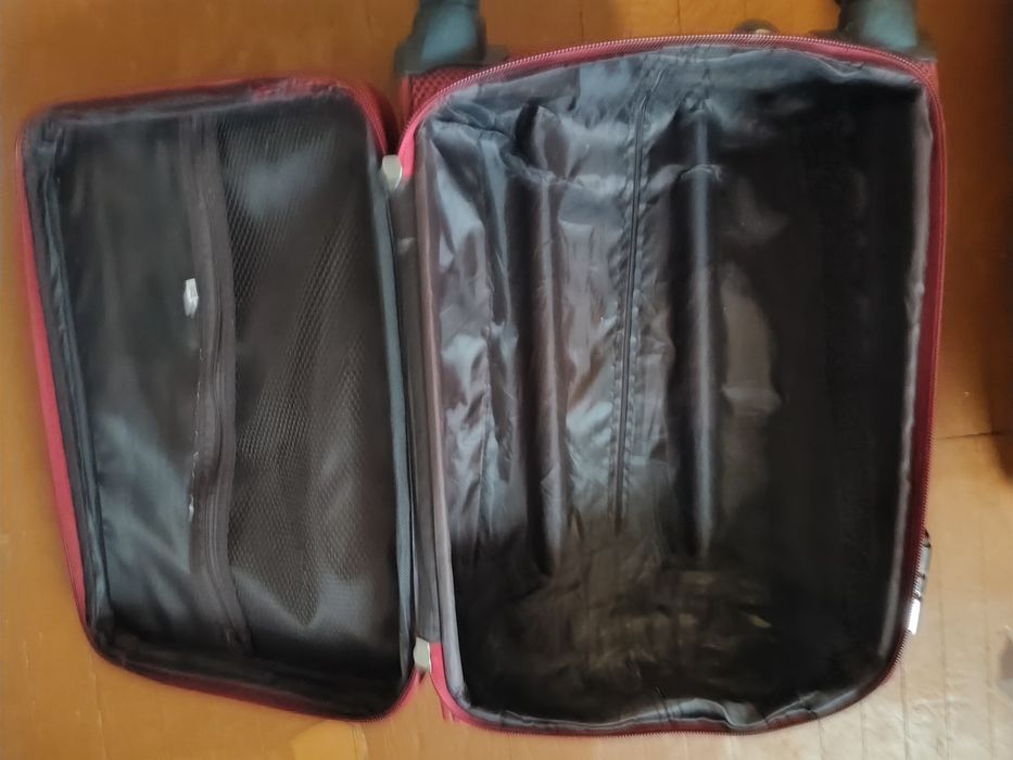 Чемодан небольшой но колёсиках