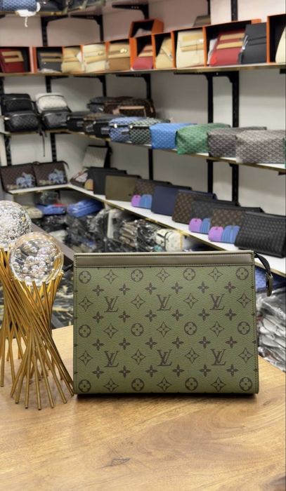 Louis Vuitton / Тип Клъч