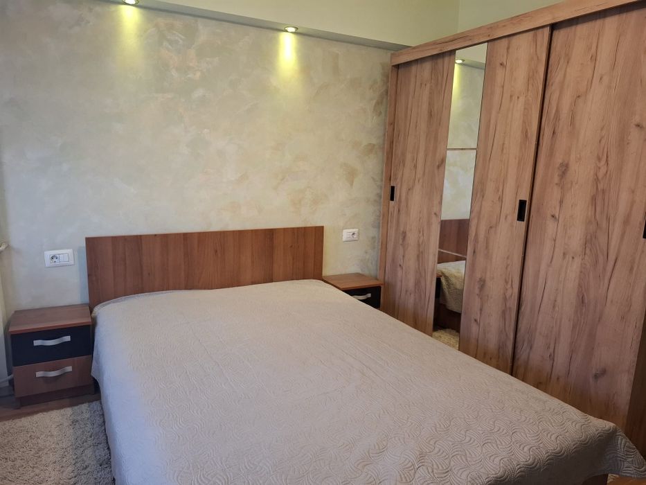 Inchiriez apartament cu două camere.