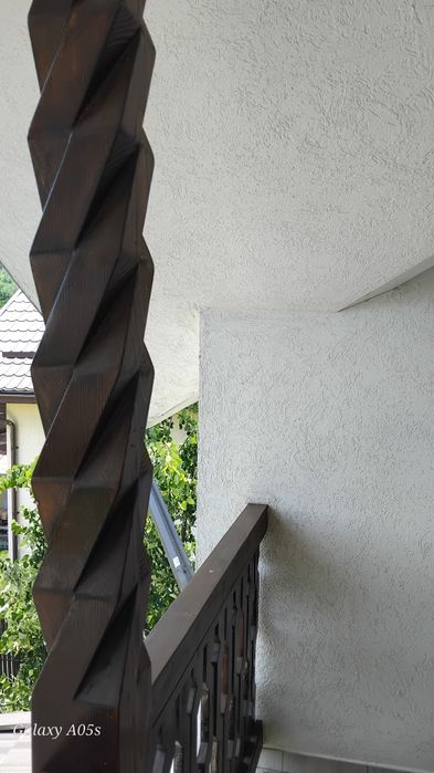 Stalpi din lemn cu model traditional