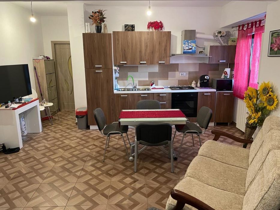 Inchiriez ap cu 2 camere + living