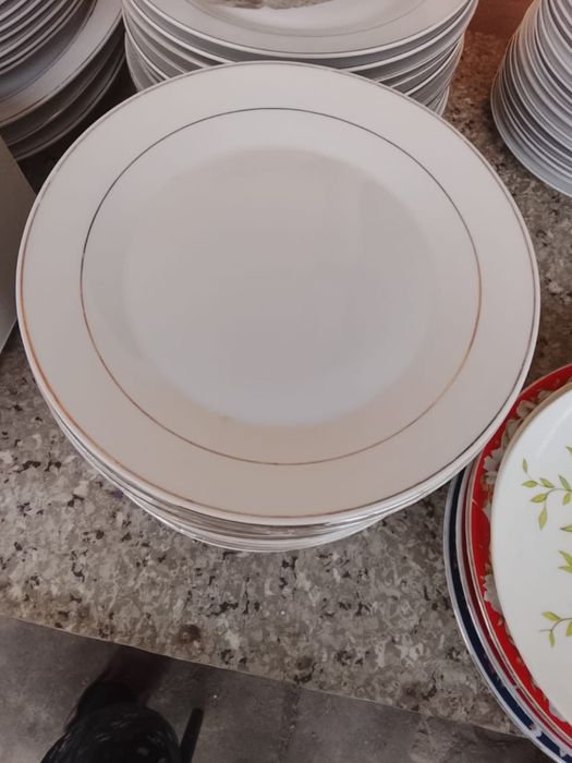 Продам красивые белые тарелки.