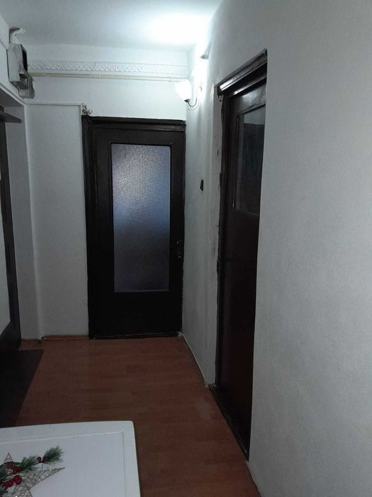 Vand apartament  cu 2 camere decomandat