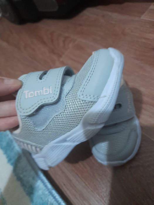 Продам детские крассовки