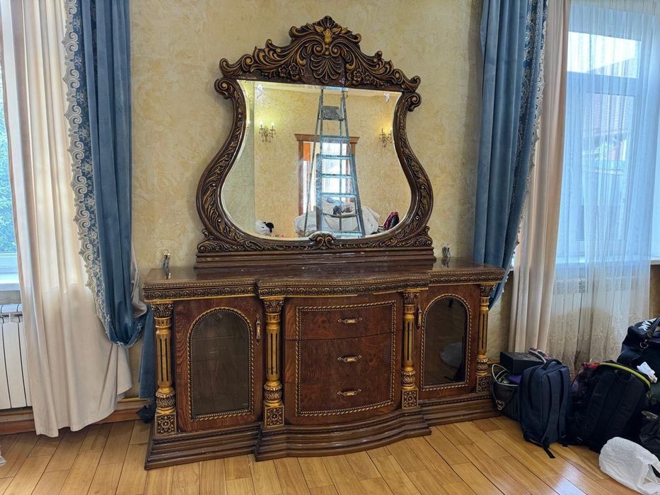 Продаётся классический мебельный гарнитур