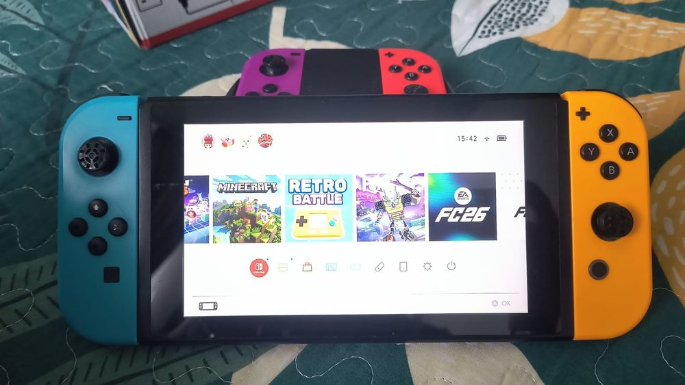 Nintendo Consolă Switch  (6 jocuri incluse, 4 Joy-Con, card memorie)