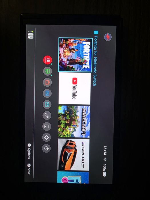 Nintendo Switch OLED конзолата е в отлично състояние, като нова.