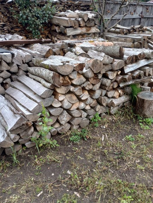 Vând lemne de foc uscate