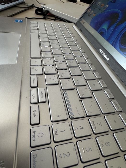 Asus vivobook core i3/8/256