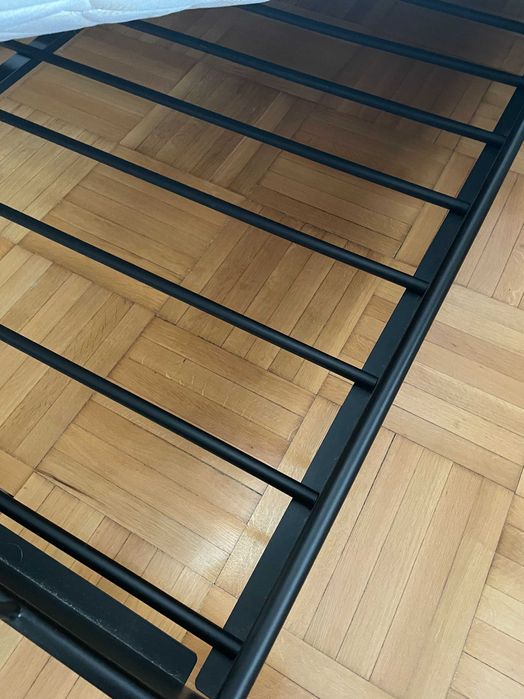 Pat din metal si saltea cu arcuri