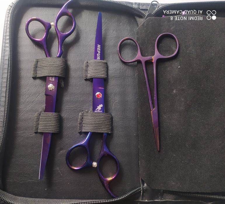 Набор ножниц для стрижки.