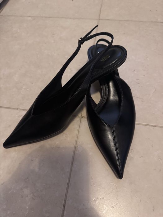 Остри черни обувки Zara