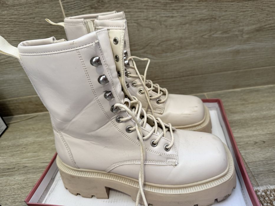 Бежави боти Pretty little things