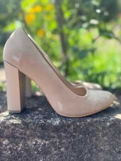 Велурени бежови обувки