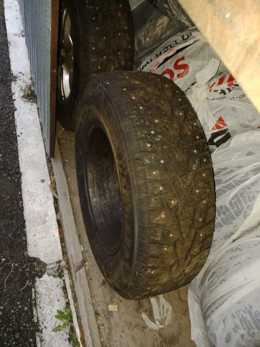 Зимние шины есть шипы , диски 225/70 R16 , 4 комплект