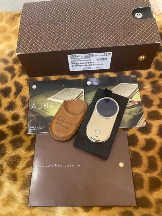 Motorola Aura Diamond Edition (18K Gold / 34 Diamonds)