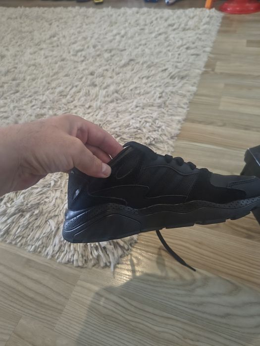 Adidasi noi din piele
