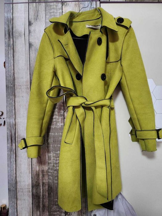 Преходно палто / тренчкот / шлифер в  цвят лайм