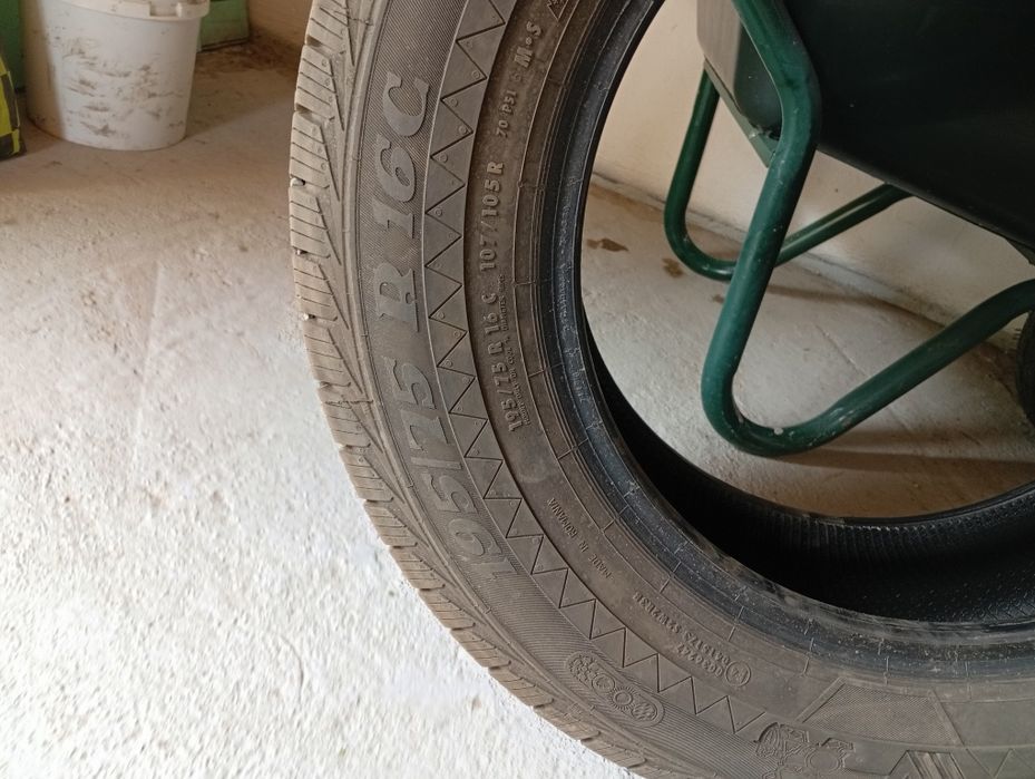 Vind două cauciucuri 195 /75 R 16 ceuri