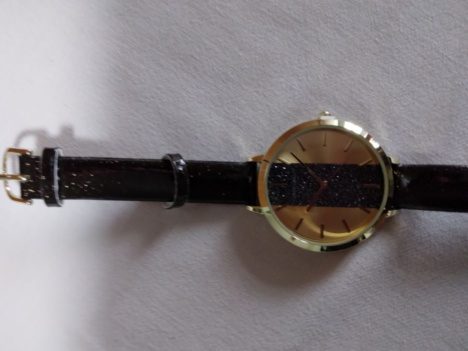 Часовник дамски с имитация на златно покритие на циферблата а