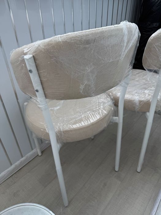 Новые стулья в упаковке