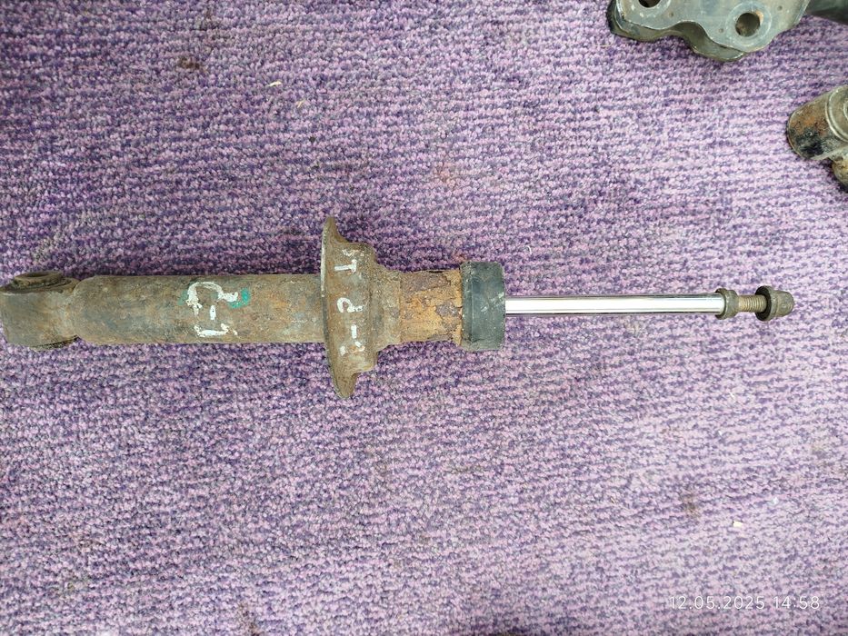 Продам стойки амортизаторы